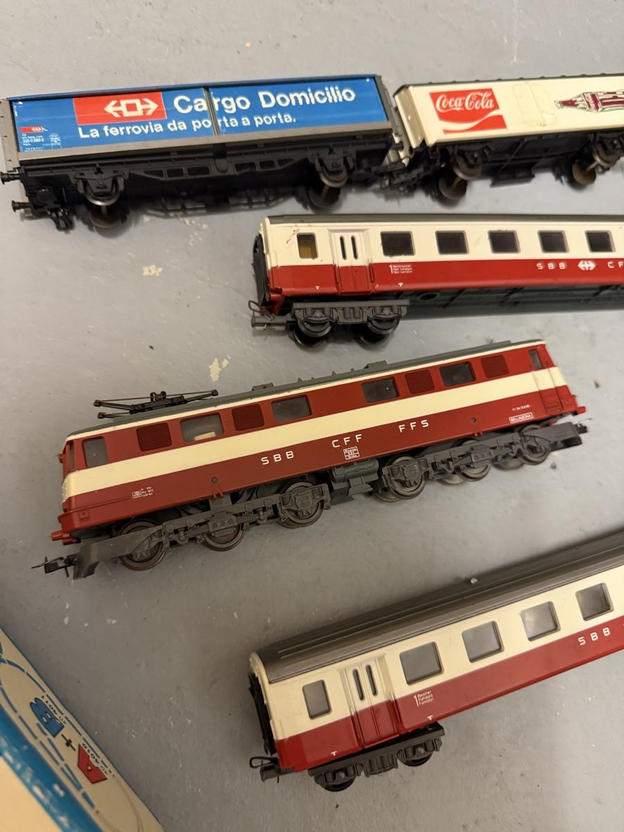 Lima Modellini di ferrovie: Lima Models Modelleisenbahn Set mit SBB Loks und Wagen – Usato da Brüttisellen venduto da stanos 3