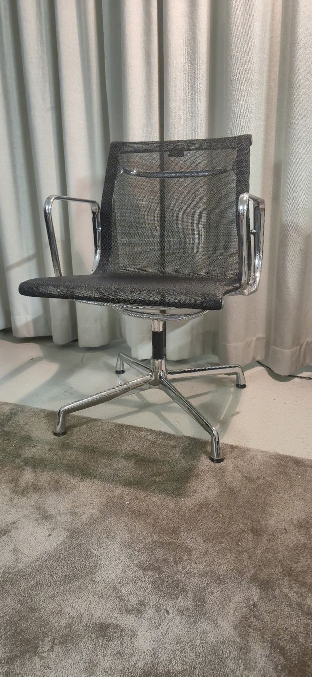 Vitra Sedie:  Vitra Aluminium Chair Eames  – Usato da Meilen venduto da COSTA_ABC