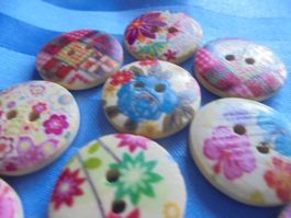 11 bunte Holzknöpfe mit Blumen 20 mm