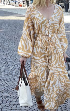 Stylisches Sommerkleid von H&M.