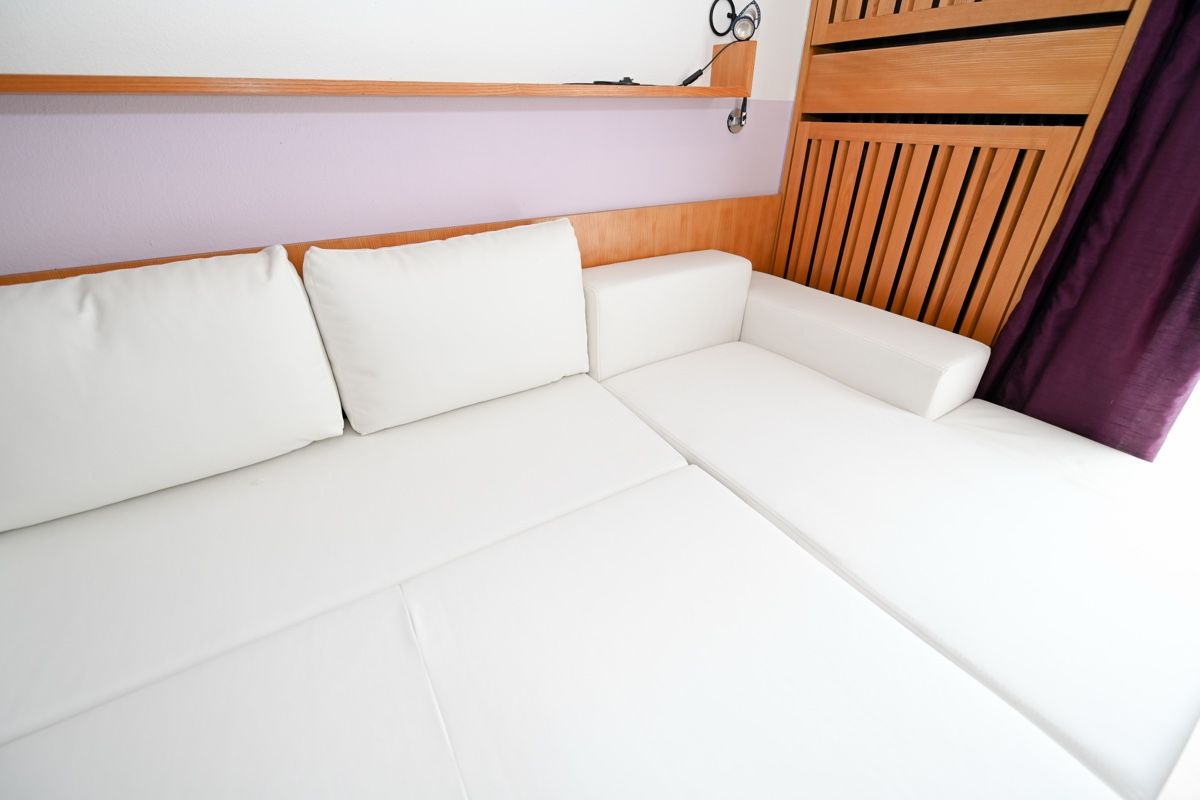 Divani: Weiss Kunstleder Sofa mit Bettfunktion, top Zustand! – Usato da Rombach venduto da JMP_Aloha 2