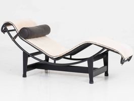 Cassina LC4 Chaise Longue von Le Corbusier mit blondem Fell