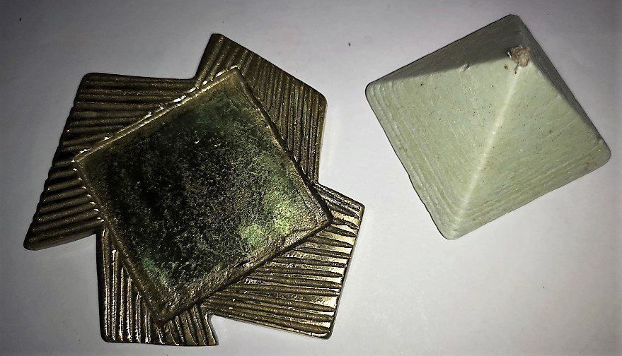 Portacandele: Kerzenplatte mit Pyramiden Kerze Jesch – Nuovo (secondo la descrizione) da Lutzenberg venduto da Pinschi01 3