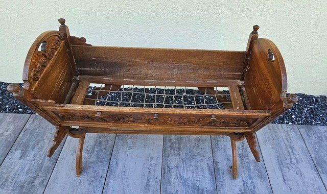 Xilografie: Antike Kinderwiege mit Holz Schnitzereien – Usato da Waltenschwil venduto da gaby70 7