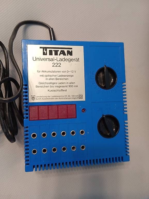 Accus, Chargeurs & Blocs d'alimentation: Titan chargeur universel  – D'occasion à Reconvilier par virus51 2