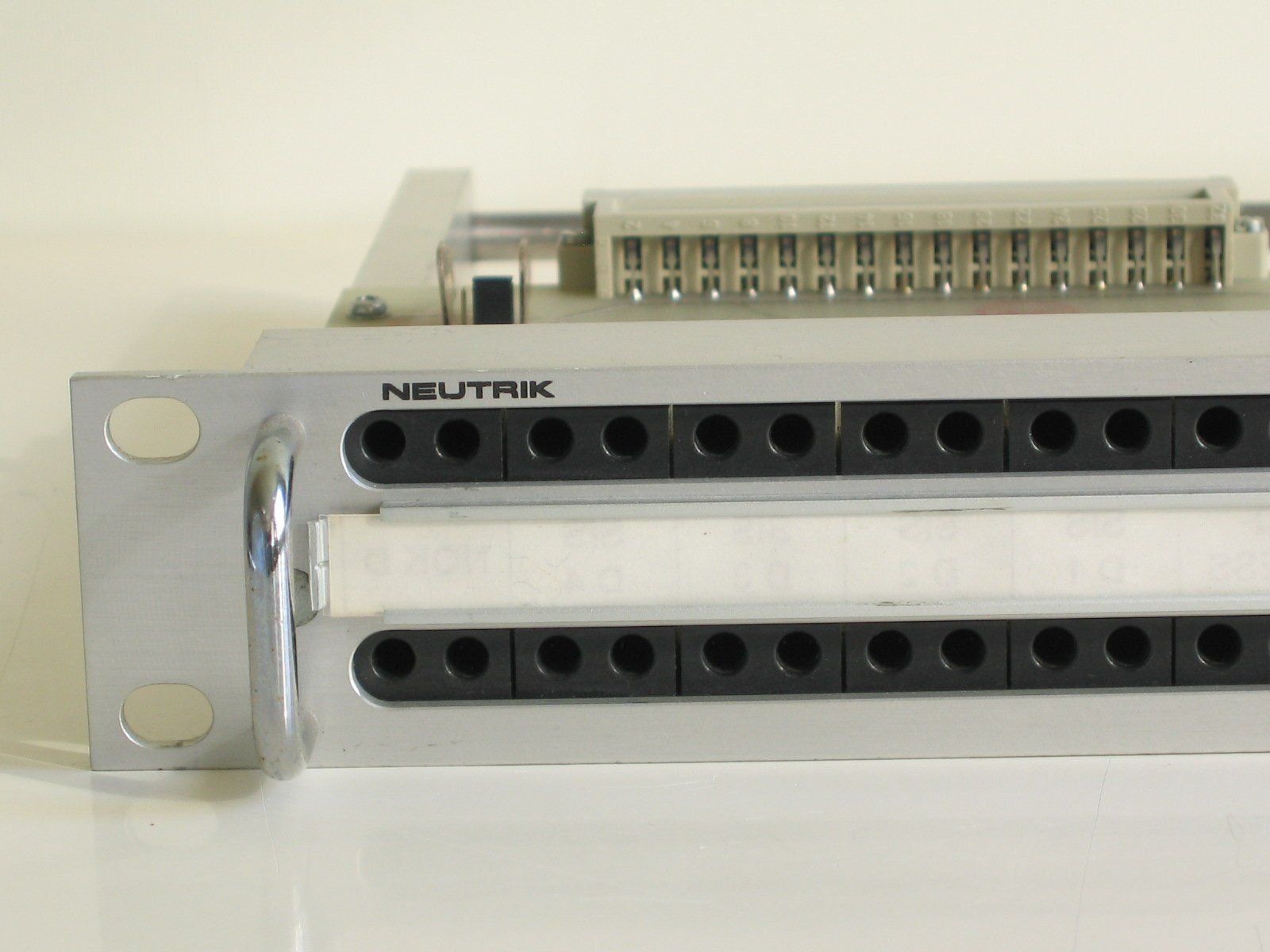 Strumenti musicali: Neutrik PP P03B Patchbay (2 Stück) – Usato da Bern venduto da archer.hostettler 7