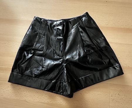 River Island, Fake Leder-Shorts, Schwarz, Grösse UK 6
