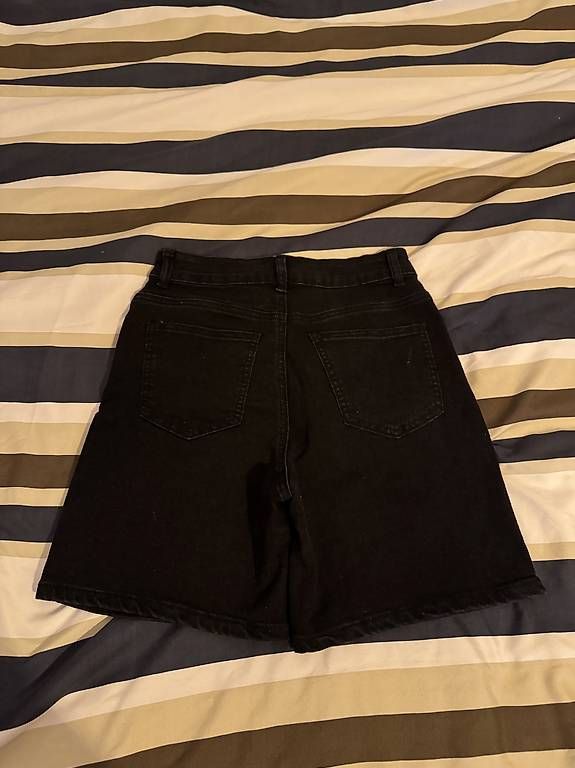 Pantalons: Short taille S  – D'occasion à Genève par dia_w9qp 1