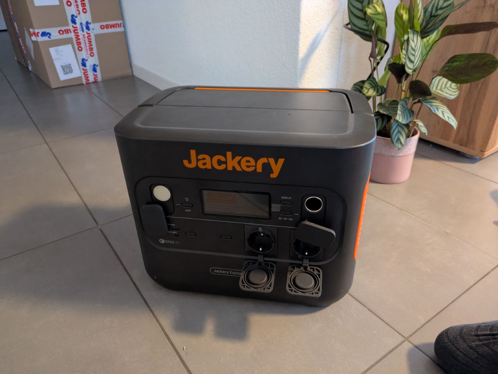 Jackery Dispositivi a energia solare: Batterie Jackery Explore 2000 Pro – Usato da Busswil BE venduto da lama-camping