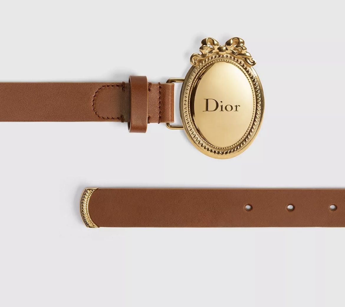 Dior Ceintures: Dior Medaillon Gürtel 100 cm – Neuf avec emballage d'origine à Saanen par SoniaMichaela