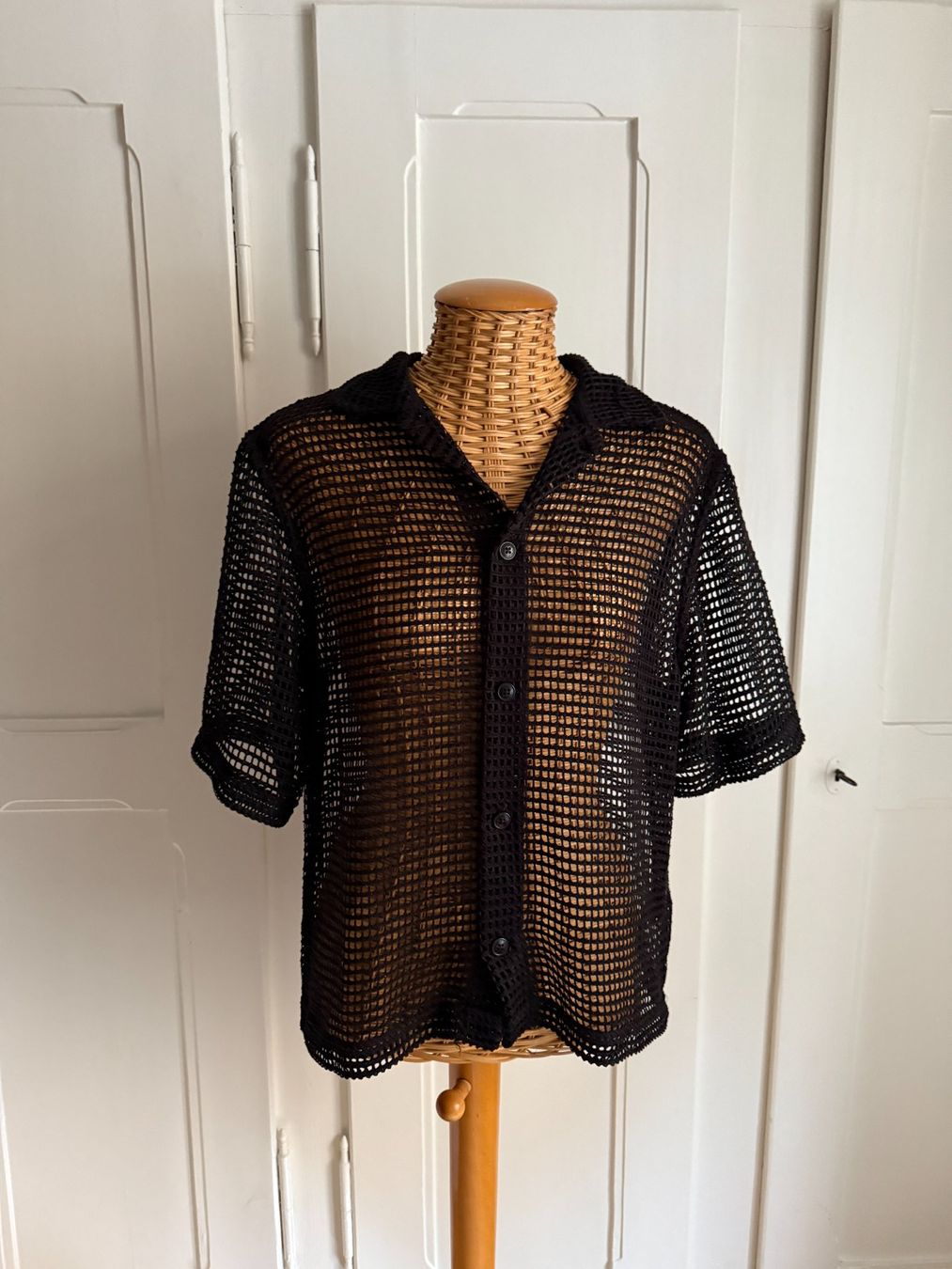 Weekday Blusen: WEEKDAY - Netzbluse schwarz S – Gebraucht aus Zürich von Diazaio