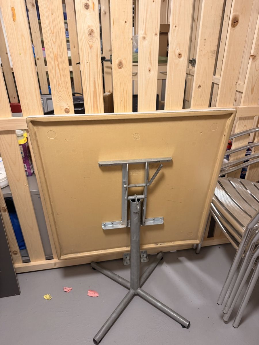 Set de table et chaises: Balkon- Gartentisch mit 4 Stühlen – D'occasion à Arbon par maiiking 8