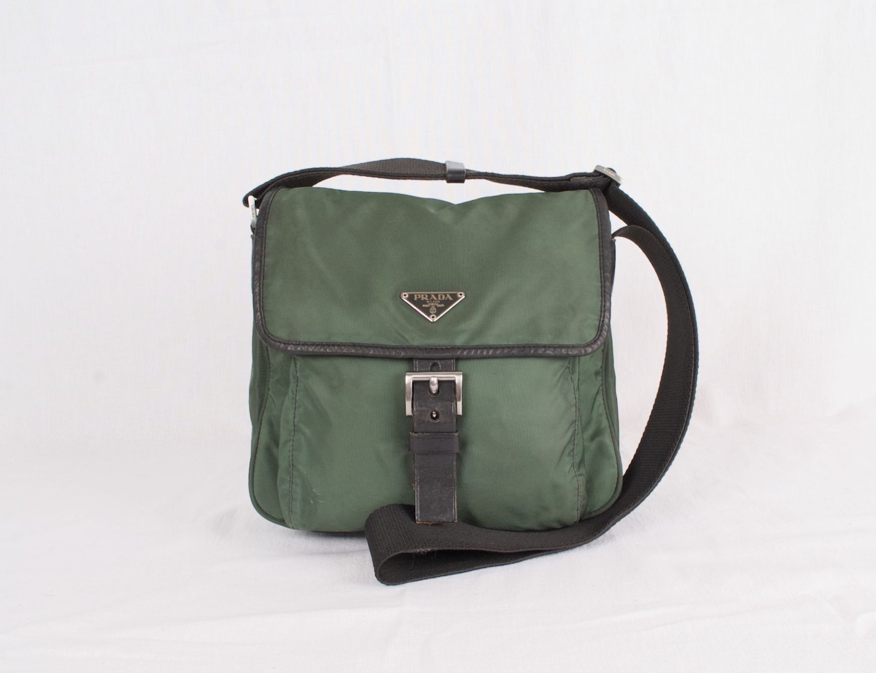 Prada Borse: AUTH PRADA GREEN NYLON SHOULDER CROSSBODY BAG. – Usato da Lausanne venduto da Lamedusac