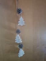 Schöne Weihnachtsgirlande mit Tannenbäumchen