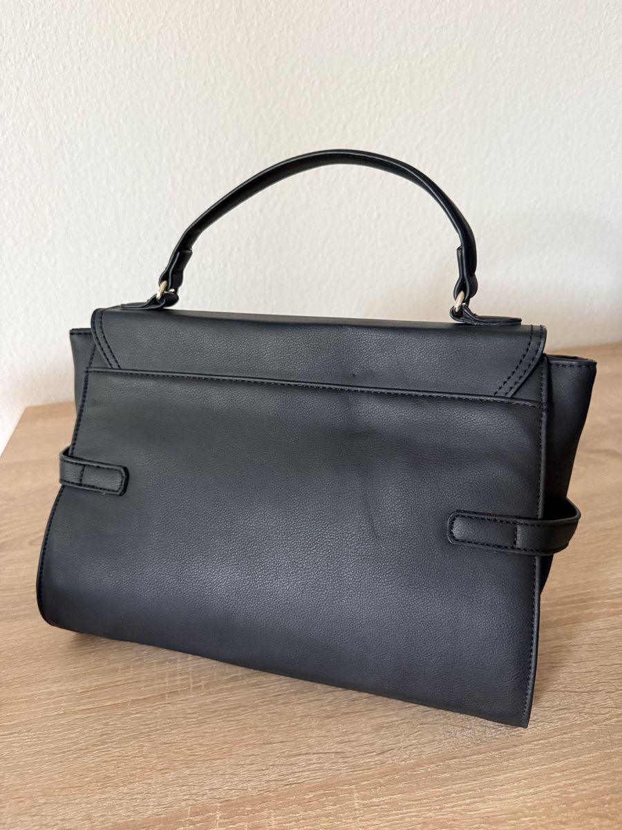 Taschen für Damen: Handtasche schwarz GUESS – Neu (gemäss Beschreibung) aus Rorschacherberg von pol_2pw7 1