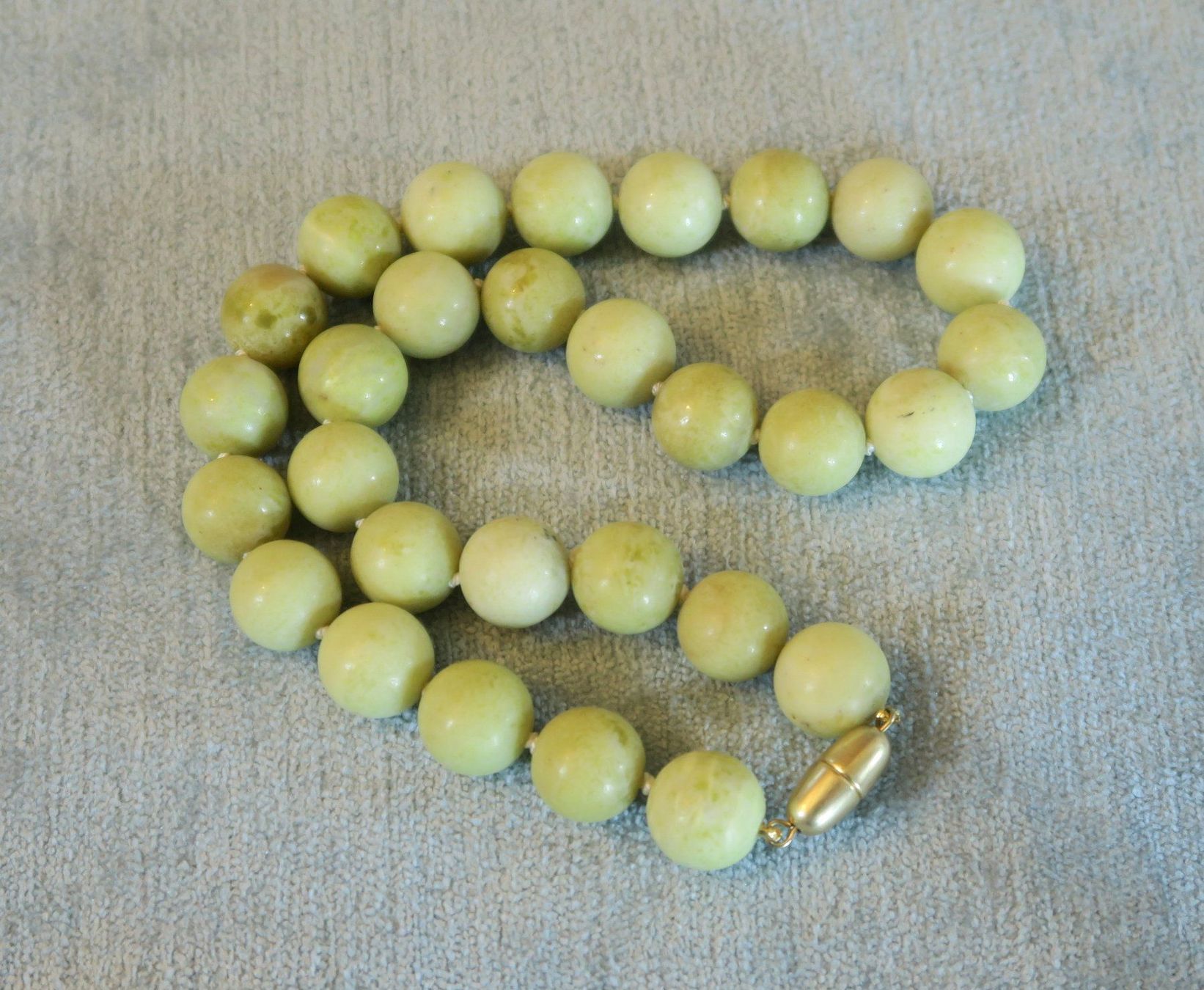 Catenine: Serpentin Perlenkette, neu geknüpft – Usato da Brittnau venduto da marlenestone 2