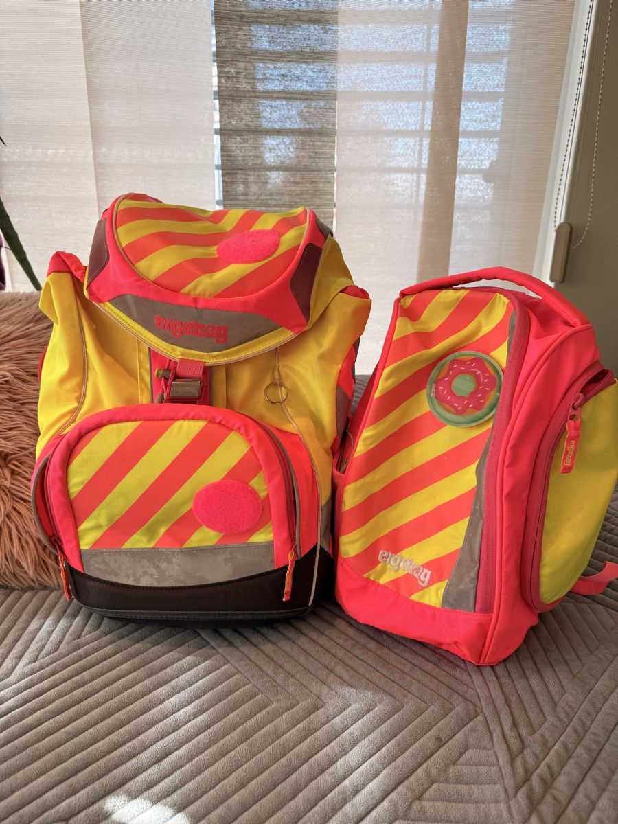 Allestimento di negozi e stand fieristici: Ergobag Schulrucksack und Passender Turnbeutel Neon – Usato da Schöftland venduto da Sweetdonkey