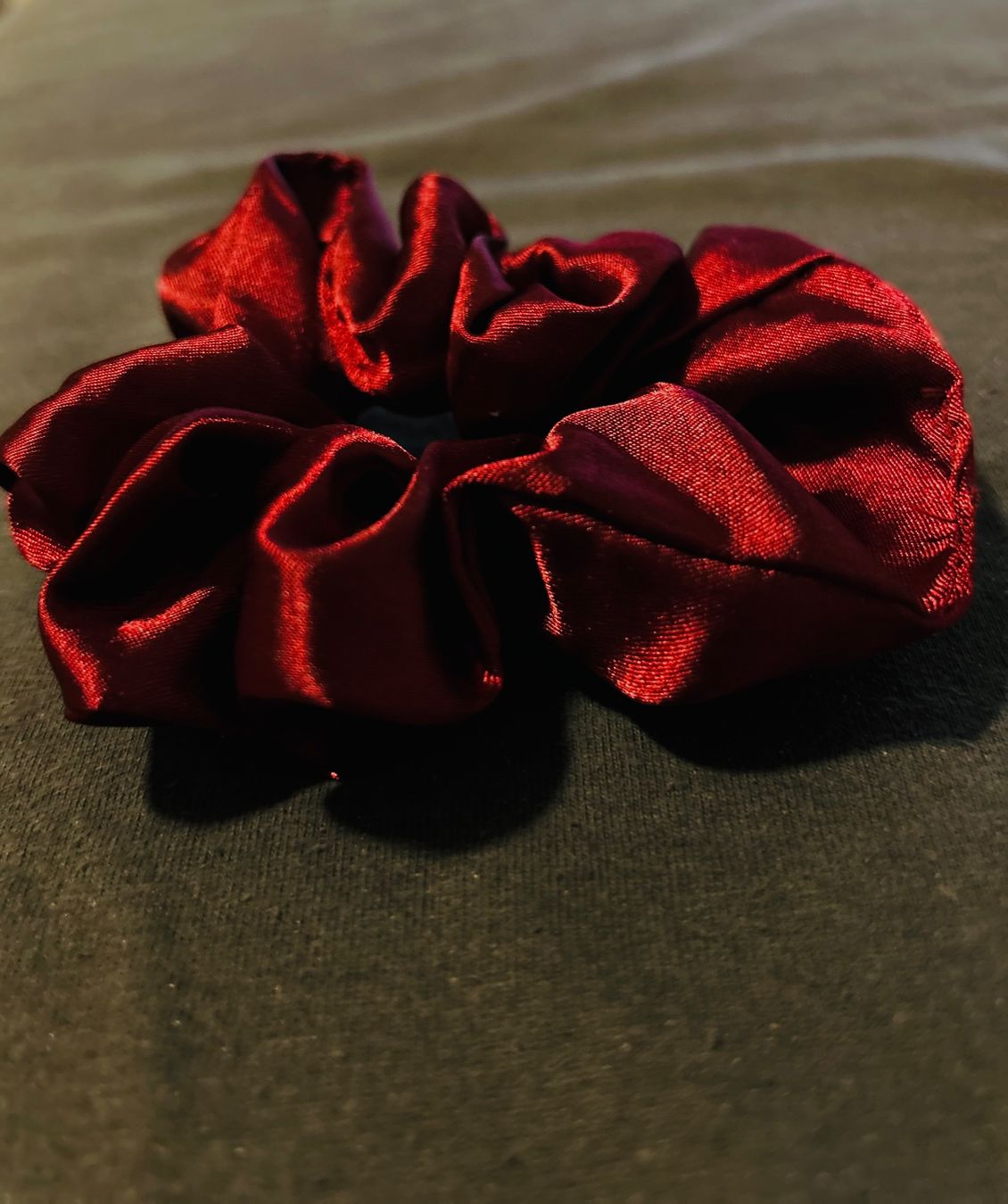 Accessori per capelli: Rotes Seiden-Haargummi – Usato da Aeschi b. Spiez venduto da kim_28q9