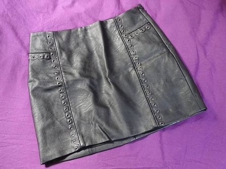 Jupe courte Morgan en simili-cuir noir avec illets  T.38