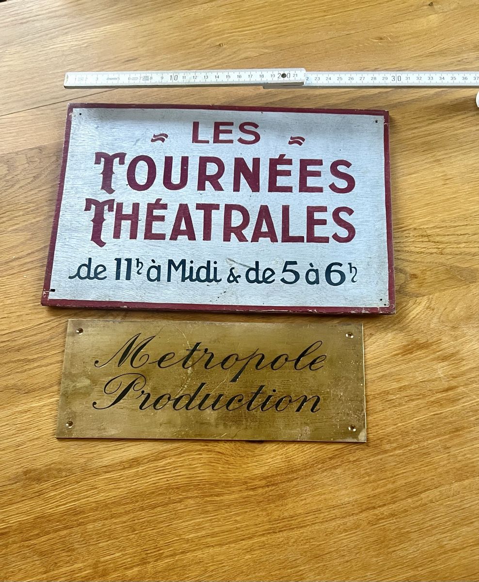 Insegne: Plaques publicitaires théâtre – Usato da Münchenstein venduto da cor_wpw2