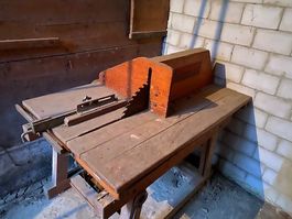 Alte Tischkreissäge aus Holz gebraucht ab Platz zu haben
