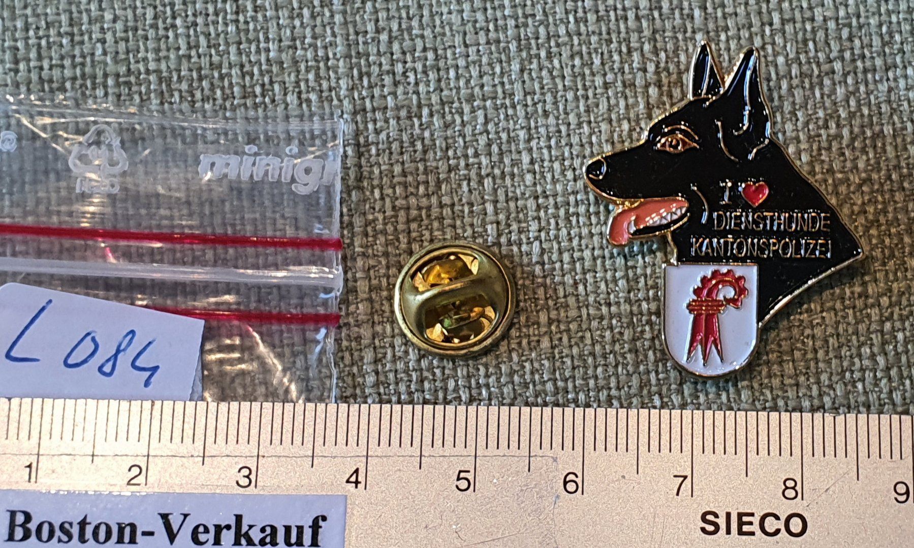 Placchette & Badge: L084 - Pin I Like Diensthunde Kantonspolizei Baselland – Usato da Reinach BL venduto da Boston-Verkauf 1