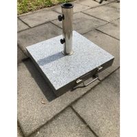Granit Sonnenschirmstaender, robust und wetterfest.