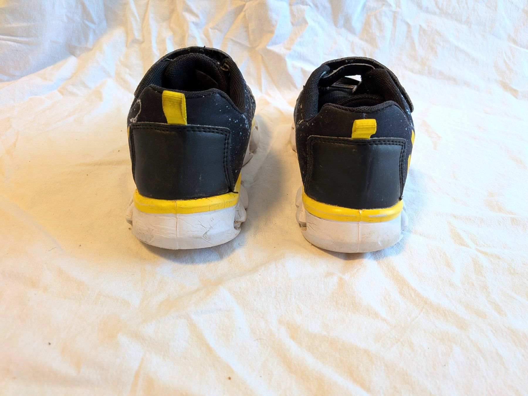 Scarpe per ragazzi: Pokémon Pikachu Sneaker Gr. 31-33 mit Licht – Usato da Winterthur venduto da in4matiker 4