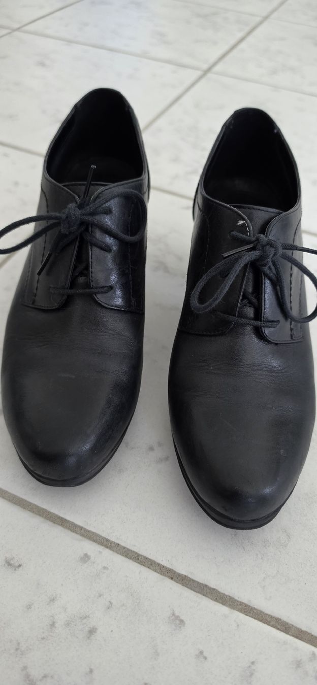 Scarpe da donna: Schwarze Schnürschuhe mit Absatz – Usato da Bubendorf venduto da mir_v5hh