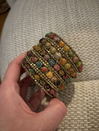 Wunderschöner Armreif mit bunten Steinen