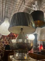 Grosse Tischlampe mit Schirm