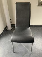 6 Echtleder-Stühle schwarz mit Kratzspuren auf Sitzfläche