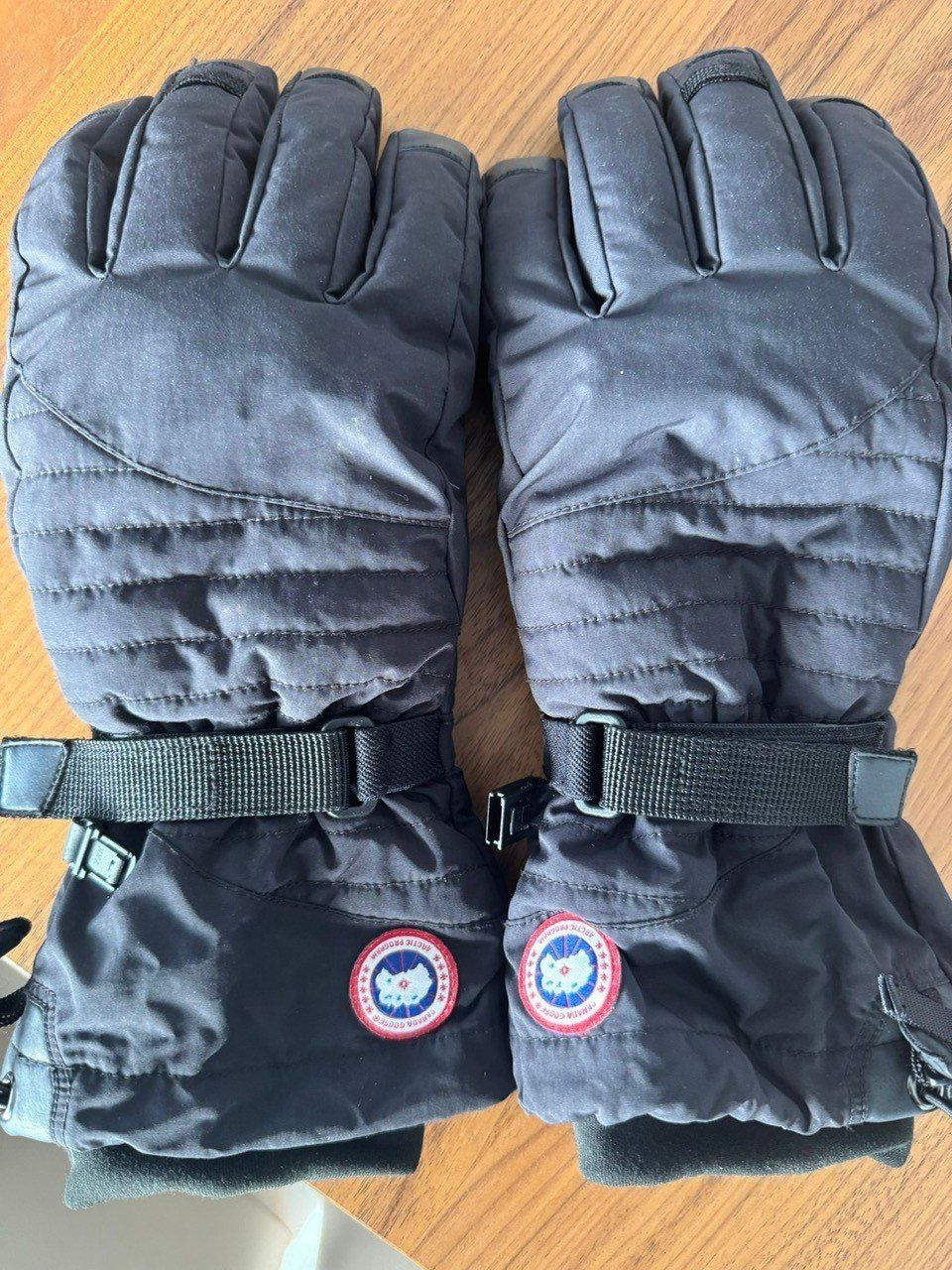 Canada Goose Guanti & manicotti: Canada Goose Black Arctic Down Gloves Mitts, Grosse M – Usato da Männedorf venduto da mic_y26r