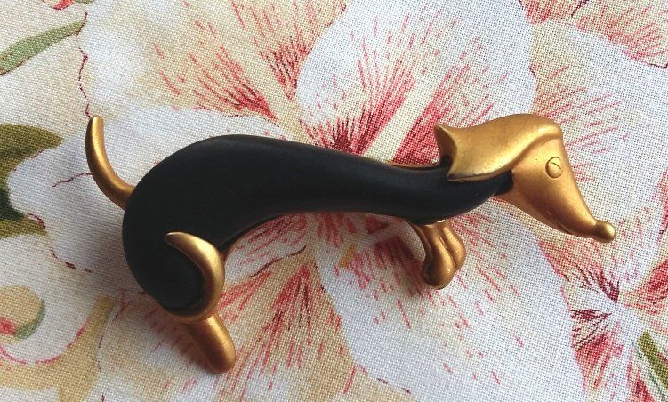 Broschen & Nadeln: moderner Schmuck - Dackel-Brosche – Neu (gemäss Beschreibung) aus Riedholz von dekozauber