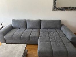 Großes graues Ecksofa mit Schlaffunktion / Bettfunktion
