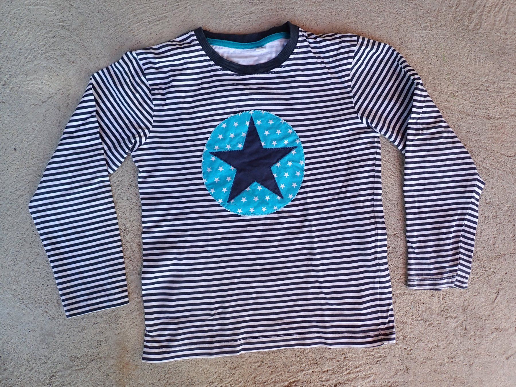 Camicie, T-shirt & Polo: Langarmshirt gestreift Sterne 134/140 – Usato da Langnau i. E. venduto da chebsli