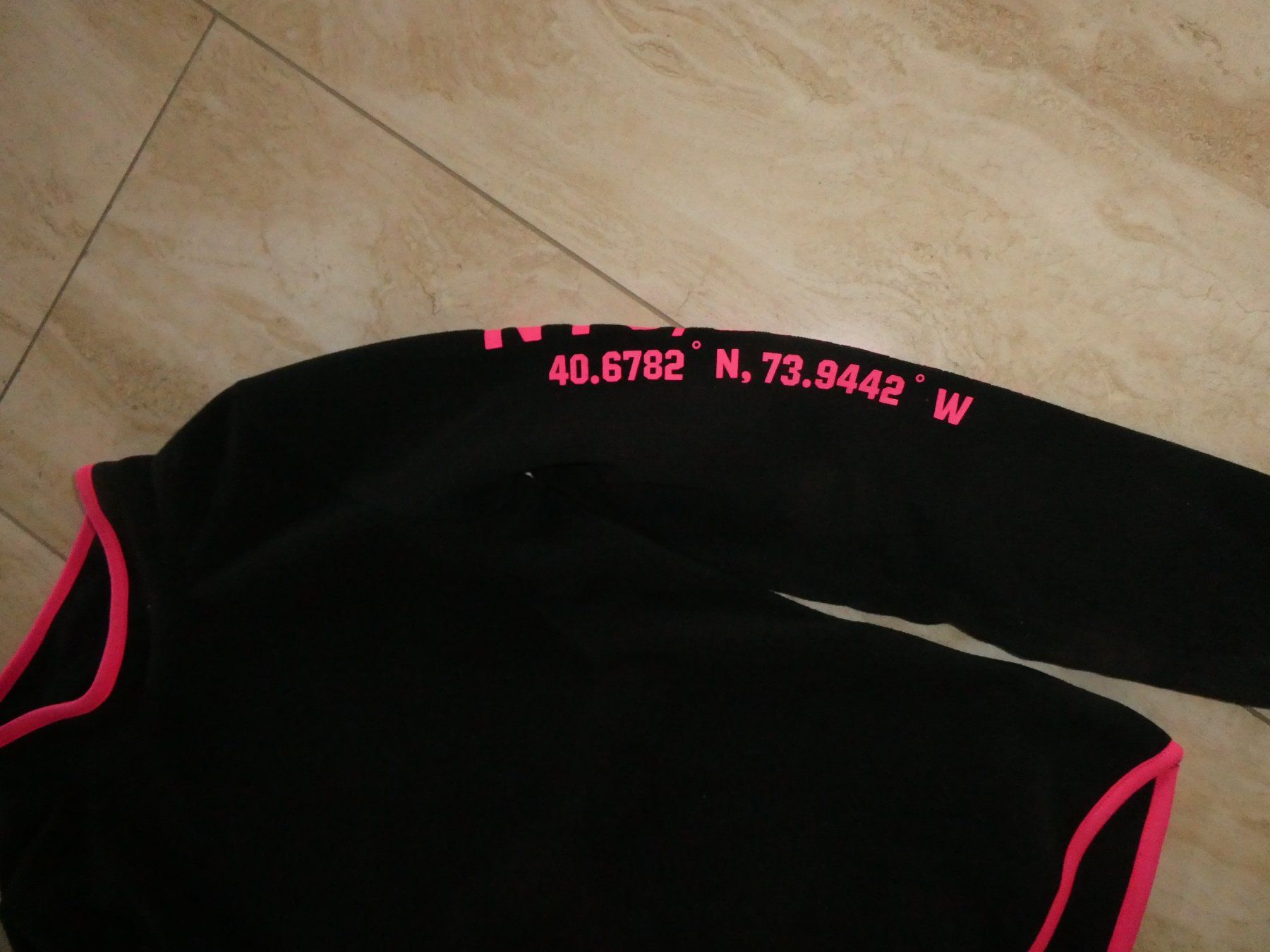 Pullover & Sweatshirts: Fleece Pullover schwarz Pink Gr. 164 – Gebraucht aus Mels von KOSL 1