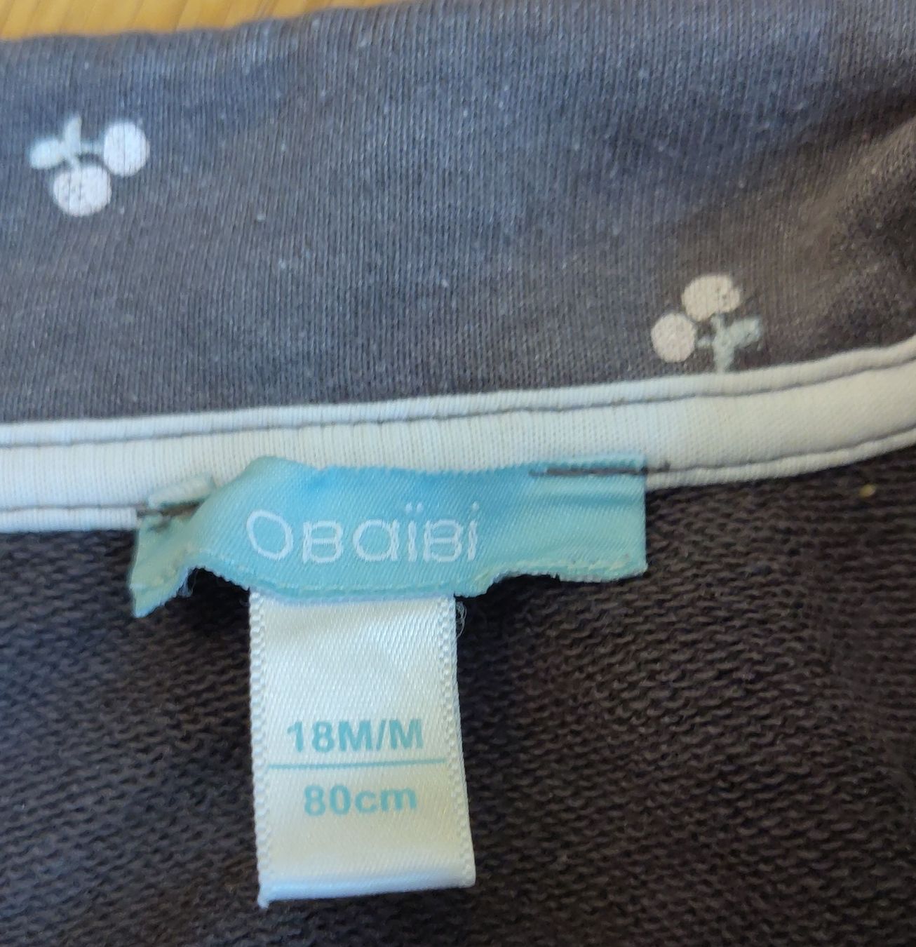 Maglioni & Felpe: Jacke Pulli Obaibi grau mit Kirschmuster Grösse 80 – Usato da Zürich venduto da bmimor