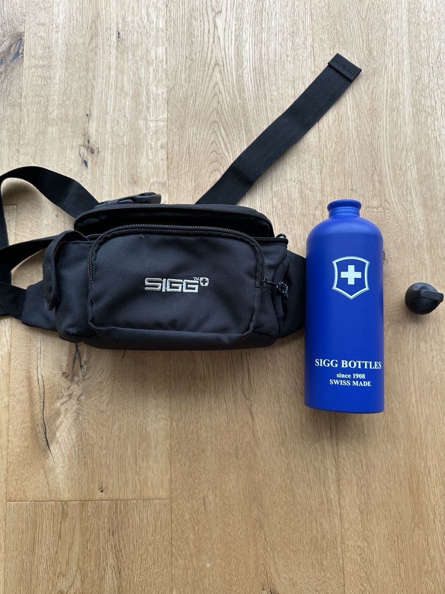 Sigg Borracce & Thermos: Neue Trinkflasche SIGG, 1 L + Bauchtasche – Nuovo (secondo la descrizione) da Stansstad venduto da Dalmatinerhjf