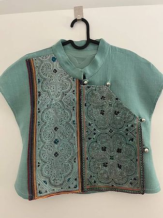 Robe d'été blanche et gillet brodé à la main