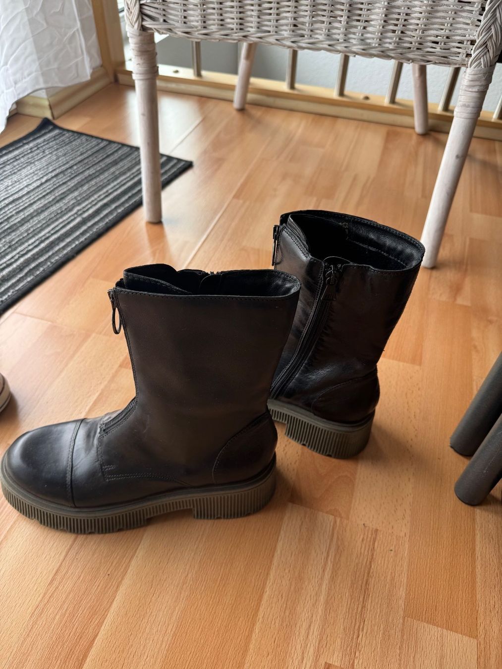 Mjus Scarpe da donna: Stiefelette von Mjus, Grösse 39, Leder, schwarz – Nuovo (secondo la descrizione) da Rorschacherberg venduto da beeechen 3
