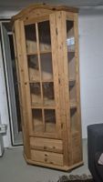 Eckvitrine aus Tannenholz