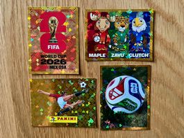 Panini Sticker WM 2026: roter Pokal, Maskottchen, Logo, Ball