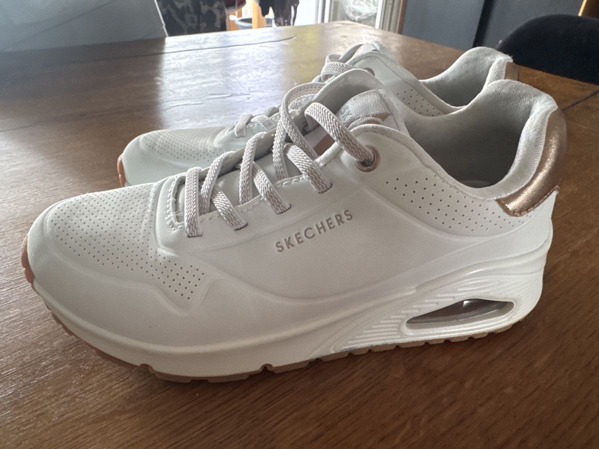 Skechers Chaussures filles: Neuwertige Skechers – D'occasion à Glattpark(Opfikon) par cherrytomate