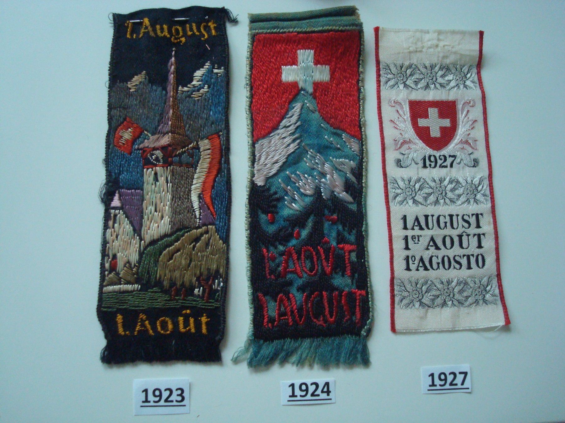 Plaketten & Abzeichen: Abzeichen 1. August 1923+1924+1927 Seidenbändel – Gebraucht aus Riehen von Baerewaegli