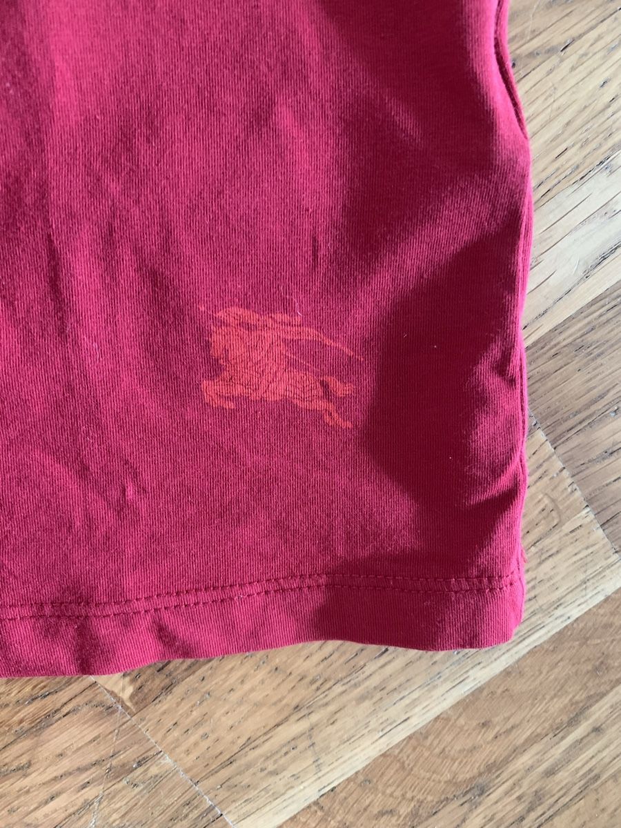 Top: Burberry rotes Oberteil – Usato da Zürich venduto da Nikuska32 1