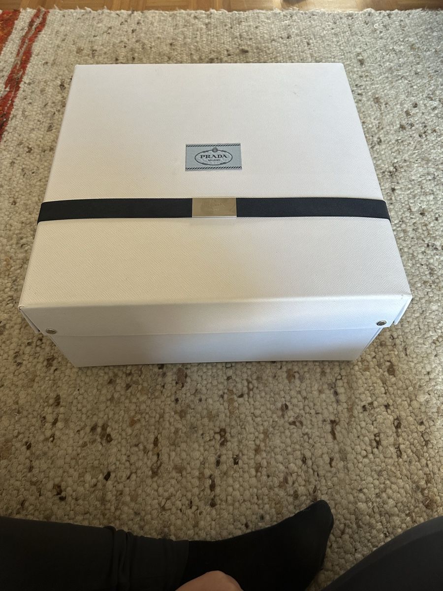 Sonstige Dekorationen & Accessoires: Prada Geschenkbox / Verpackung gross inkl. Papier – Gebraucht aus Winterthur von yan_mzy9