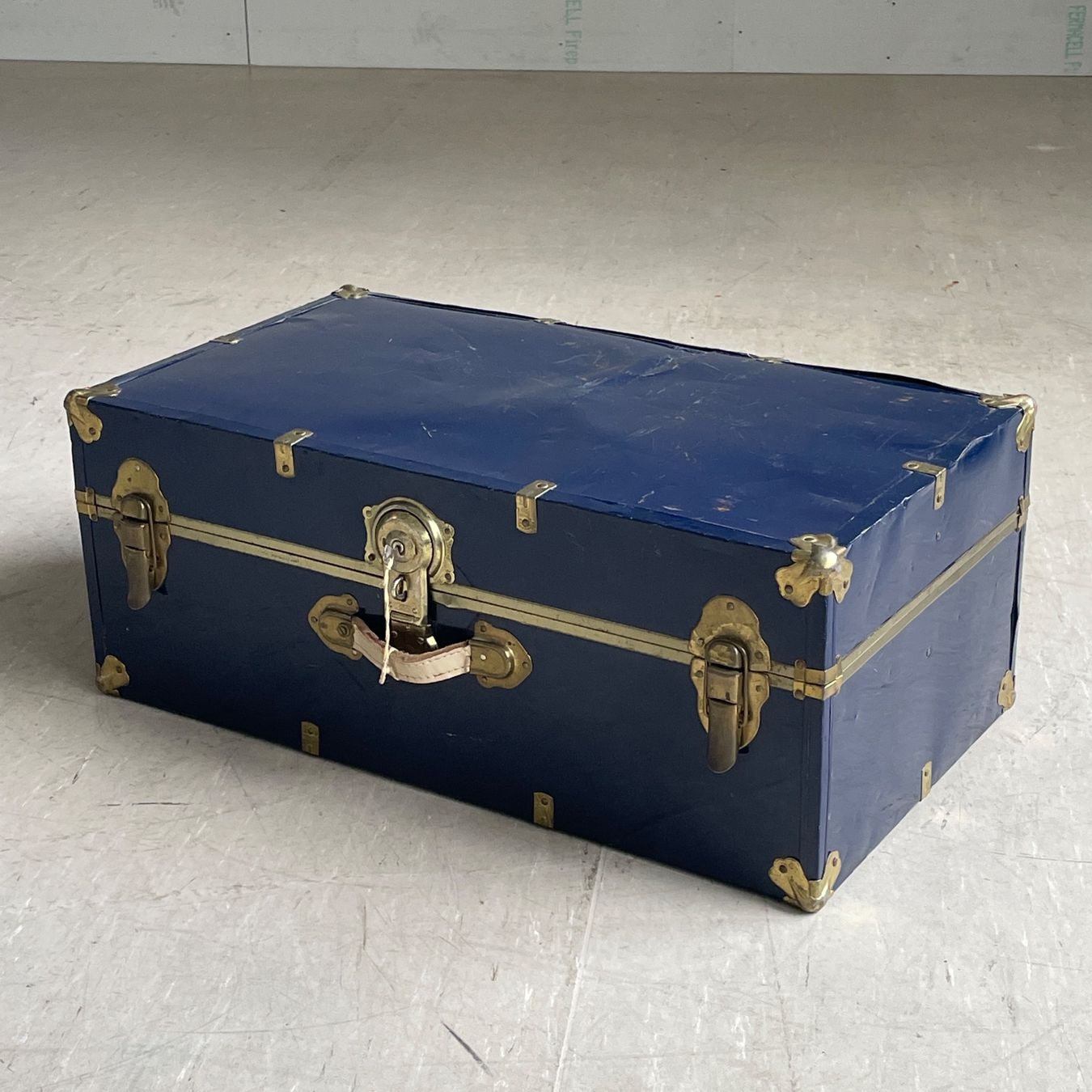 Cassapanche: Alte Truhe / Reisekoffer / Salontisch – Usato da Bern venduto da Modern-Era 2