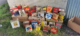 grand lot d'anciens bidons a Huile