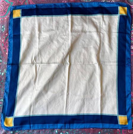 Elegantes quadratisches Tuch in Blau, Weiss und Gelb